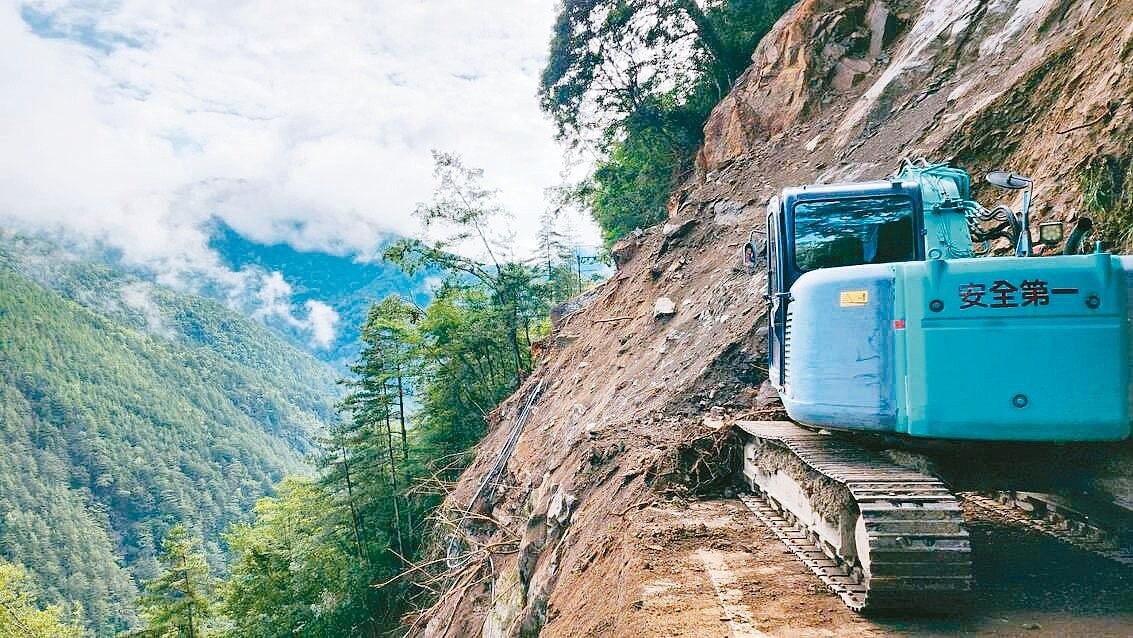 台8線97K榮興路連日降雨又遭地震，昨天（16日）凌晨邊坡崩坍，公路局谷關工務段調派機具搶通，預計23日才能恢復。圖／谷關工務段提供