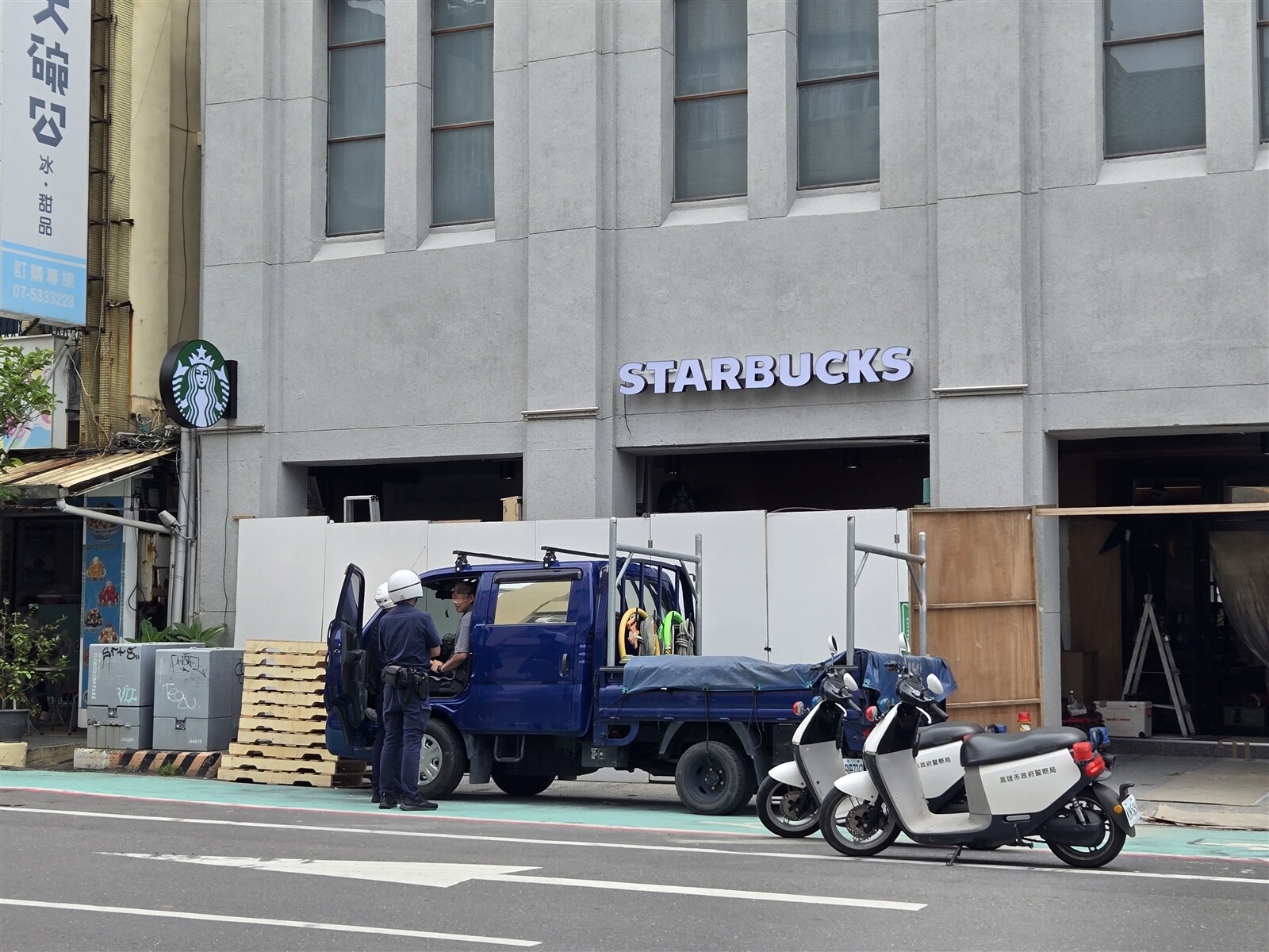 高雄市警局本月12日起針對人行道違規停車執行專案取締，昨天鼓山分局警員在鼓山魚市場星巴克店面前方，對一輛違規停放在綠色標線人行道的小貨車開出罰單。記者王勇超／攝影 