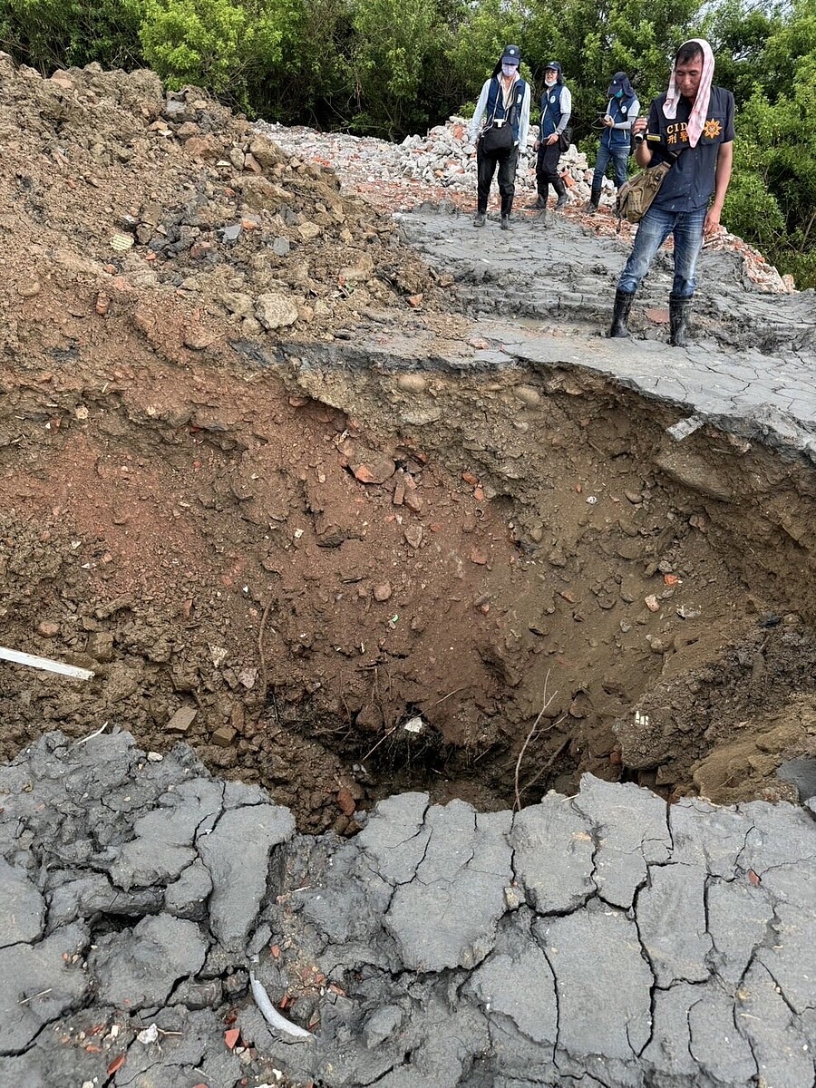 專案小組發現不肖業者經營非法土資場,且主導仲介土方供應來源,將未妥善處理營建混合物回填、堆置在魚塭土地不合法場域,汙染環境。圖/讀者提供