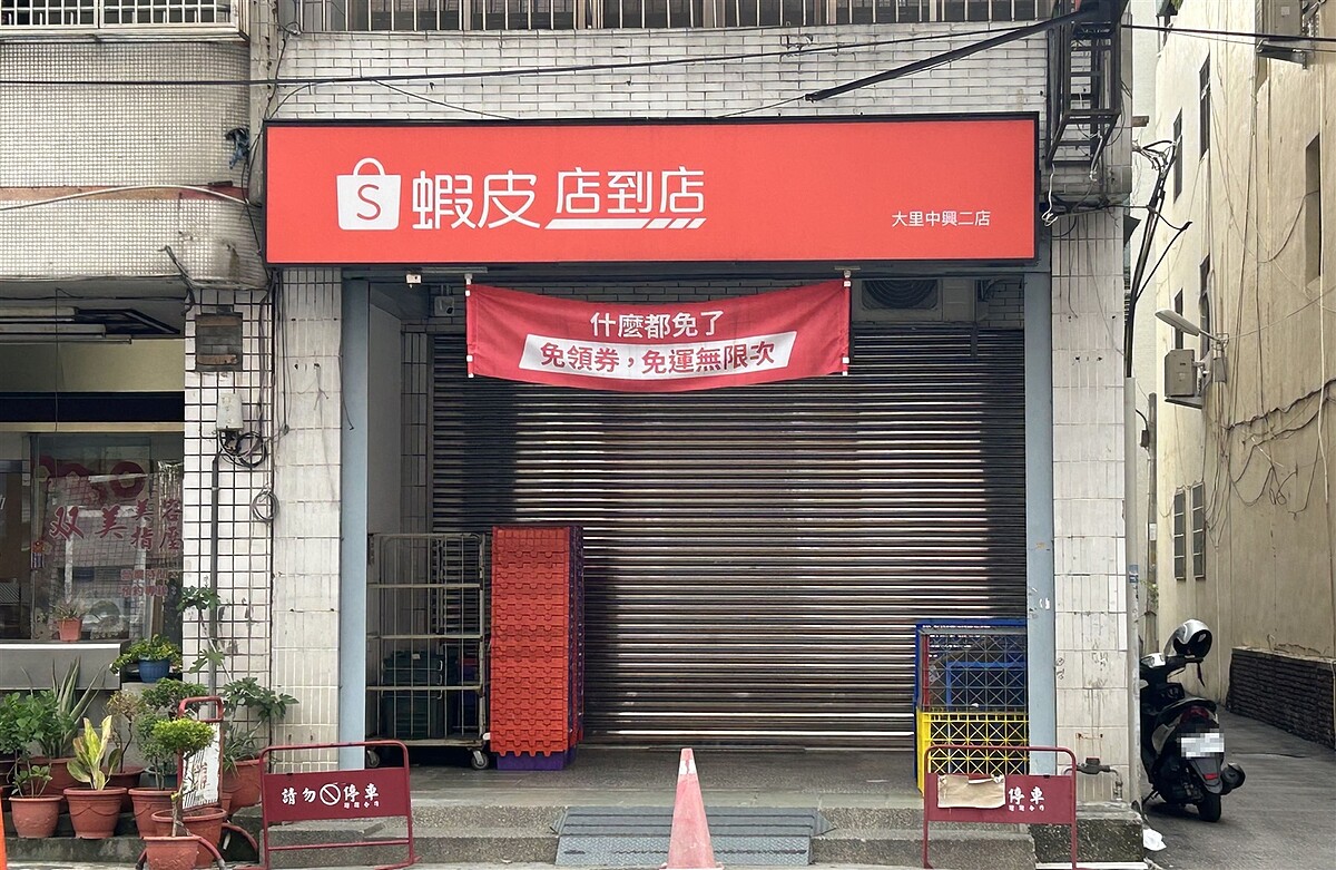 台中市大里區的蝦皮店遭投訴停在店門口的貨櫃車上貨時噪音擾人，環保局、警方到場稽查，店方表示，將設法降低噪音。圖／市議員李天生提供