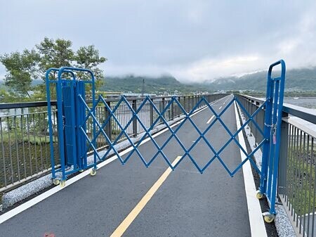 
花蓮玉富自行車道舊鐵橋前年因地震受損，修復工程近日完工，本周就可開放通行。（王志偉攝）
