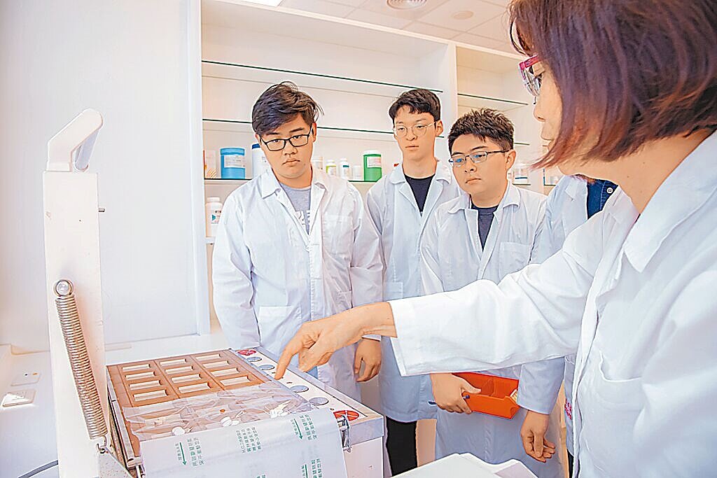 全台每萬人有13名藥師服務,但逾半數在診所與藥局執業,分配嚴重不均,醫院長期鬧藥師荒。圖為藥學系學生認真學習情形。圖/嘉南藥理大學提供
