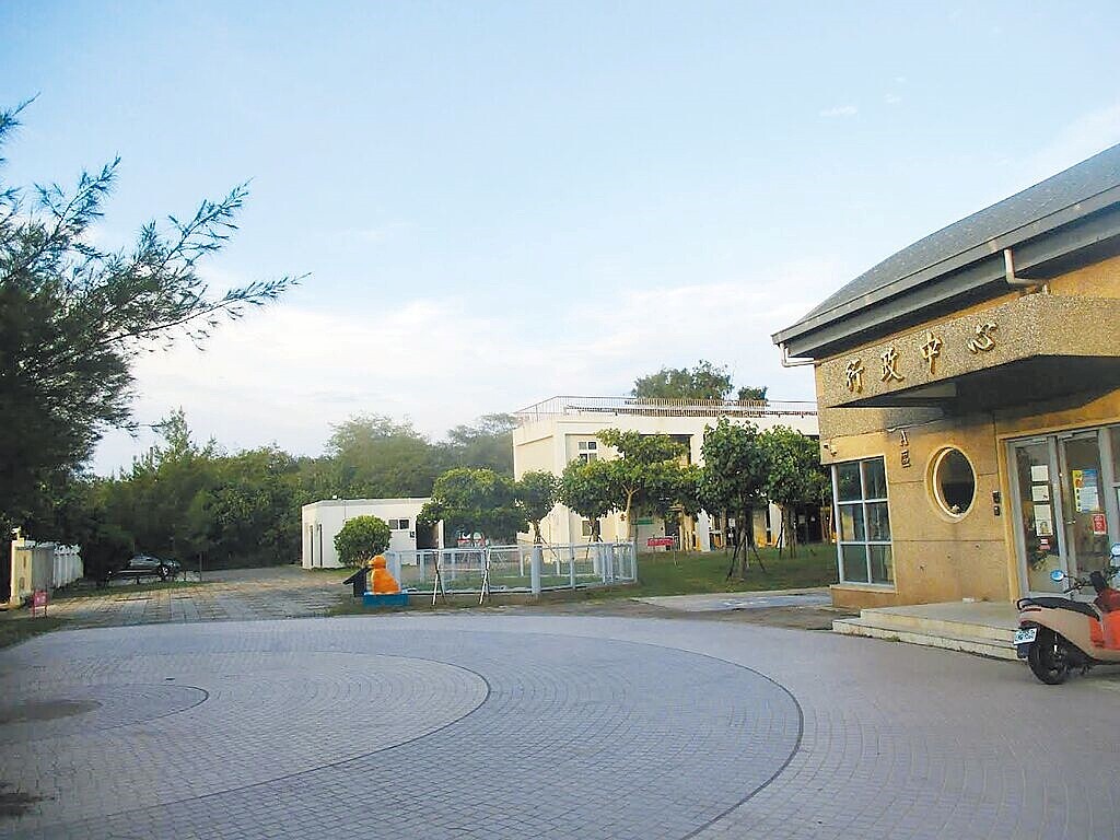 桃園市新屋動物保護教育園區收容量已達飽和,有近1500隻犬貓仰賴民間收容所收養,但因用地、人力及經費問題,未來前景堪慮。圖/桃園市動保處提供