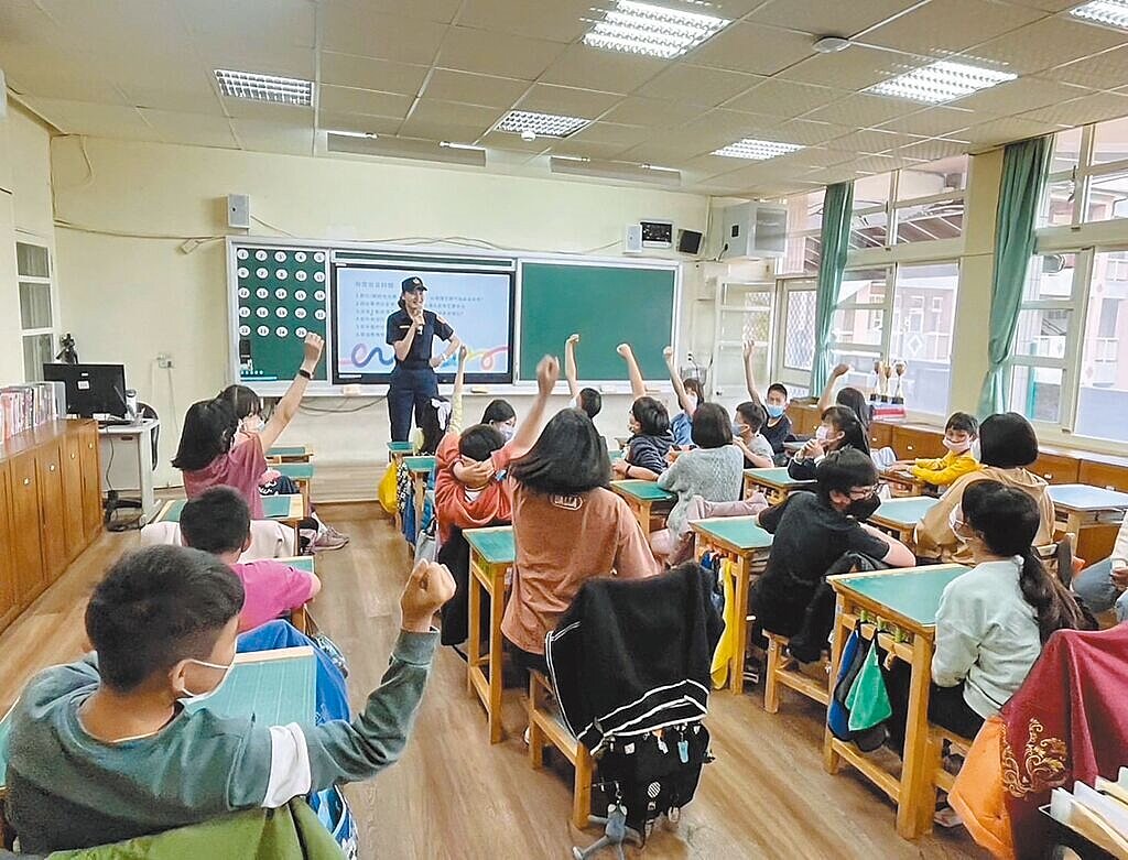 中市警局婦幼隊17日表示,中市2023年兒少保護事件通報2030件,其中,施虐者身分為父母占57%居首,受虐兒少年齡以未滿12歲兒童占62%,為最多。圖為警方走訪校園宣導兒少保護知識。圖/警方提供