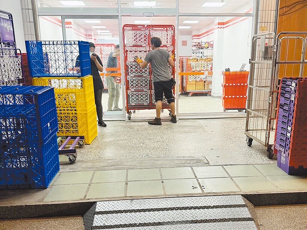 台中市大里區中興路某連鎖物流店因深夜占據道路運貨,影響鄰近居民生活,民眾向民代、警方投訴業者搬貨時使用推卸式籠車傳出高分貝噪音,怒批「吵得無法入睡」。圖/市議員李天生提供