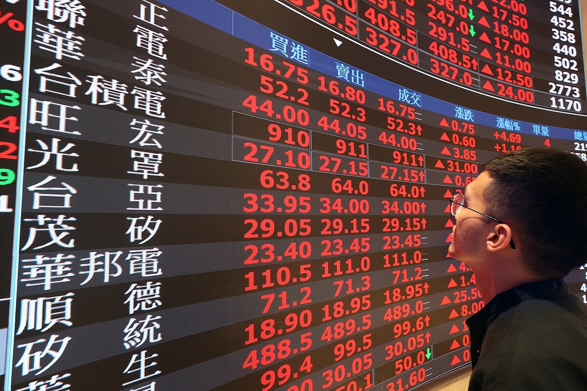 6月景氣對策信號由紅黃燈轉紅燈,市場認為紅燈代表經濟過熱,是泡沫化的前兆,股市將反轉。示意圖/本報系資料照片