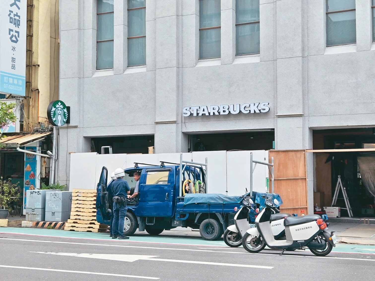 高雄市警局12日起針對人行道違規停車執行專案取締，鼓山警分局警員昨在鼓山魚市場星巴克店前，對一輛違規停放在綠色標線人行道的小貨車開罰。記者王勇超／攝影 