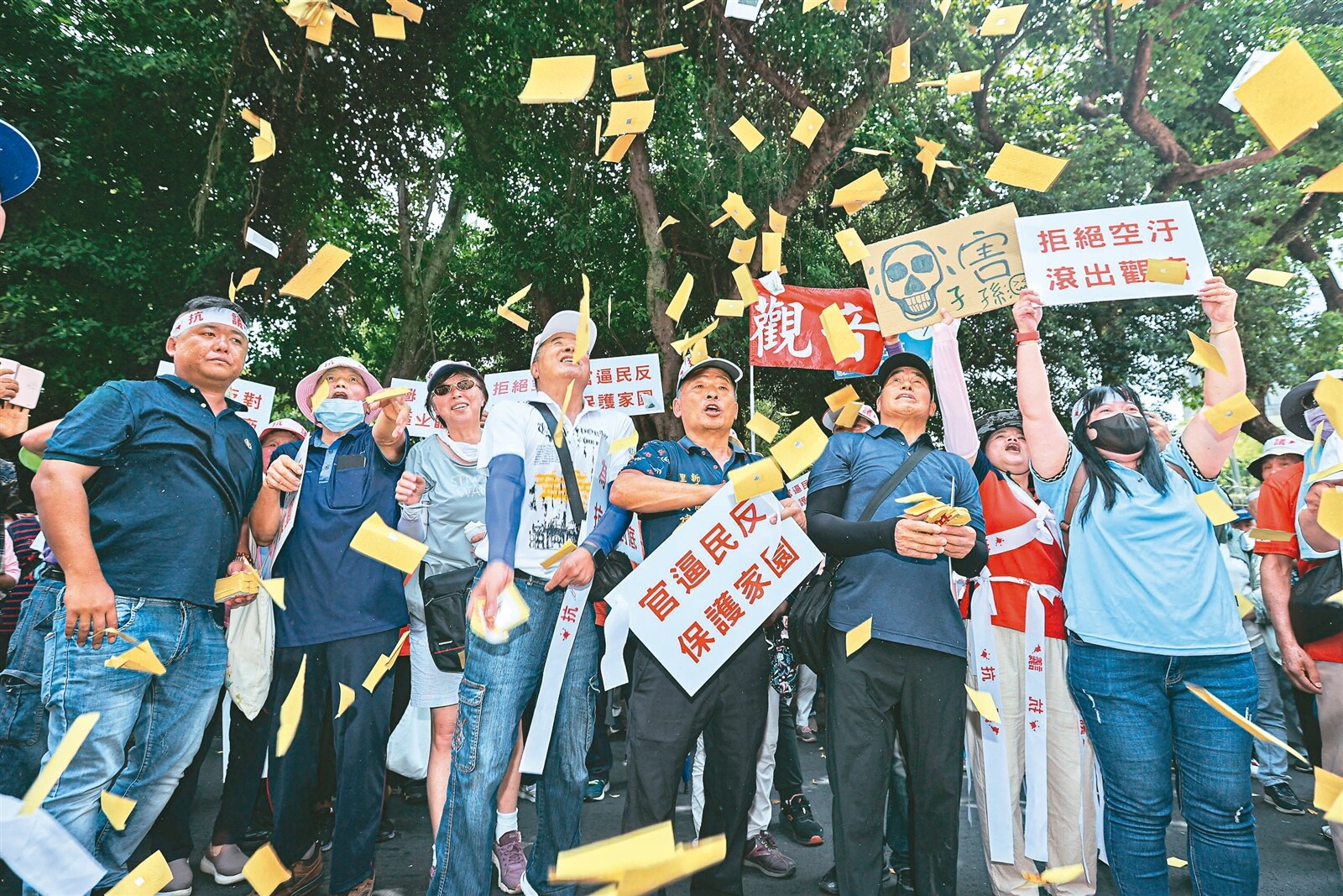 上千名桃園觀音、新屋居民，七日上午在經濟部撒冥紙抗議，要求「SRF滾出去」；桃園市政府八日發函，撤銷三家SRF電廠入園許可，再次掀起中央、地方大戰。本報資料照片 