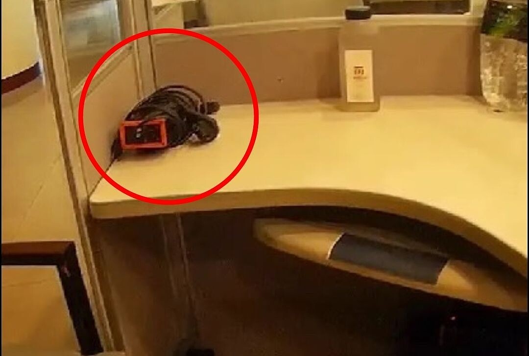 周姓男子拿自行車充電器,在圖書館充電。圖/讀者提供