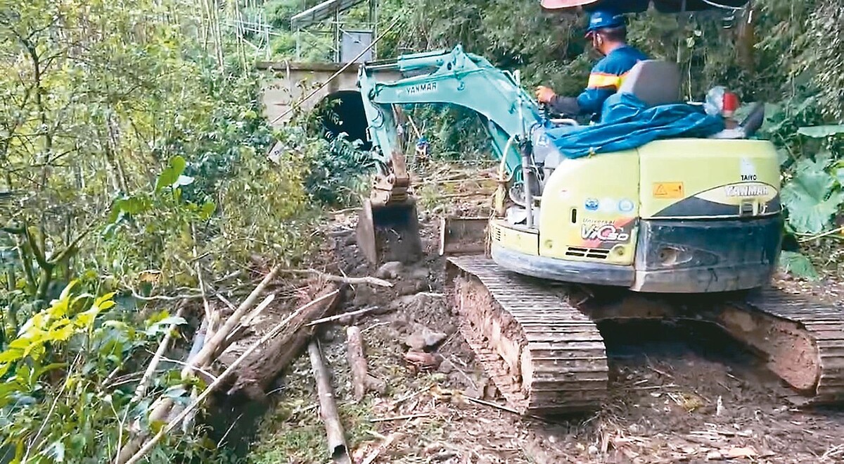 阿里山林鐵全線通車未滿月，上月底遭強颱凱米重創中斷停駛到8月底，阿里山林鐵及文資處勘查沿線共116處土石崩落及樹木竹林倒伏災害點，全力趕工搶修。圖／阿里山林鐵及文資處提供