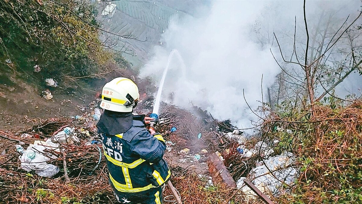 梨山曾有17處垃圾瀑布,7年前清除後,最近又出現3條新垃圾瀑布,年初還發生火警。圖/民眾提供