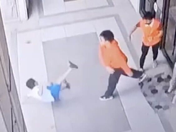監視器拍下才藝班老師將男童從教室內拖出室外,直接丟在騎樓。記者巫鴻瑋/翻攝