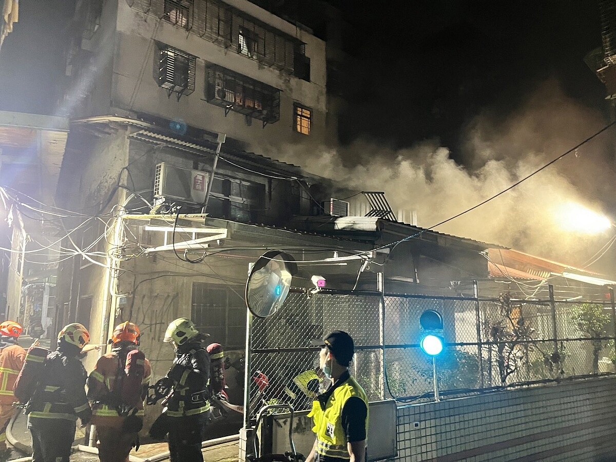 新北市三重區重新路三段60巷內一棟二層樓民宅,18日凌晨竄出惡火燒死一男,起火原因待查。圖/聯合報記者曾伯愷翻攝