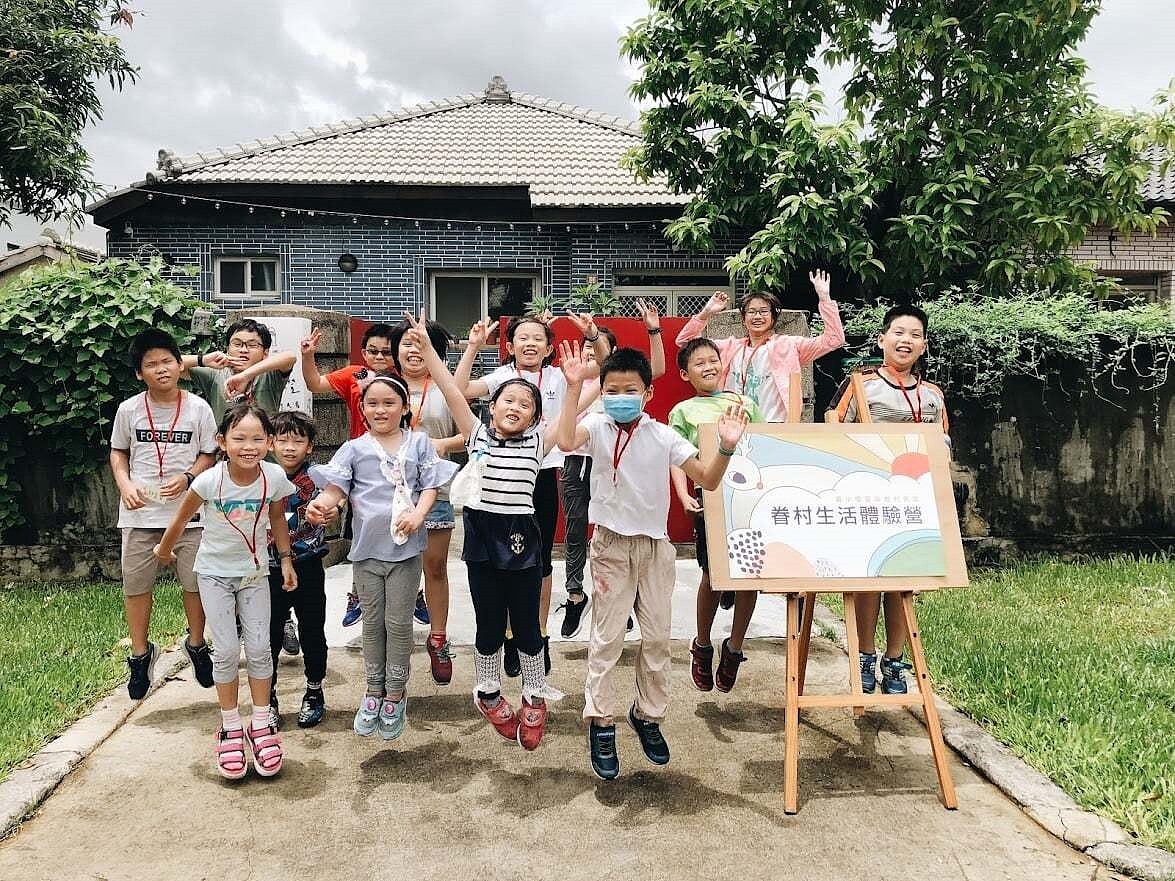 高雄市以獨創「以住代護」模式活化眷村，圖為進駐戶舉辦眷村體驗推廣活動。圖／聯合報記者王昭月翻攝