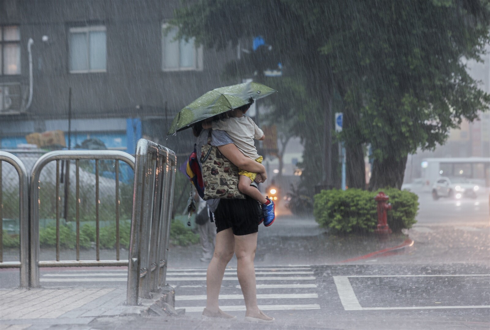 6縣市大雨特報恐下到晚上。本報資料照片 