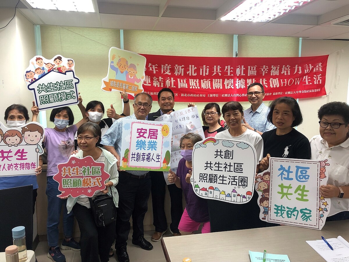 落實「共生社區」的路上 新北串起關懷據點培力計畫展開 淡水正德里據點創辦人黃俊雄里長(中)帶領志工夥伴分享社區共生推動成果。圖/新北市政府提供