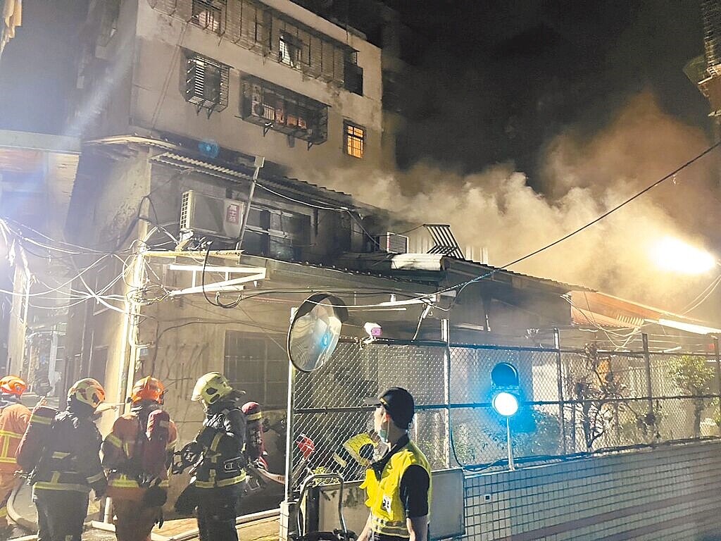 新北市三重區重新路3段某公寓18日凌晨大火,住在2樓的獨居67歲葉姓男子被救出送醫不治。(新北市消防局提供/張鎧乙新北傳真)