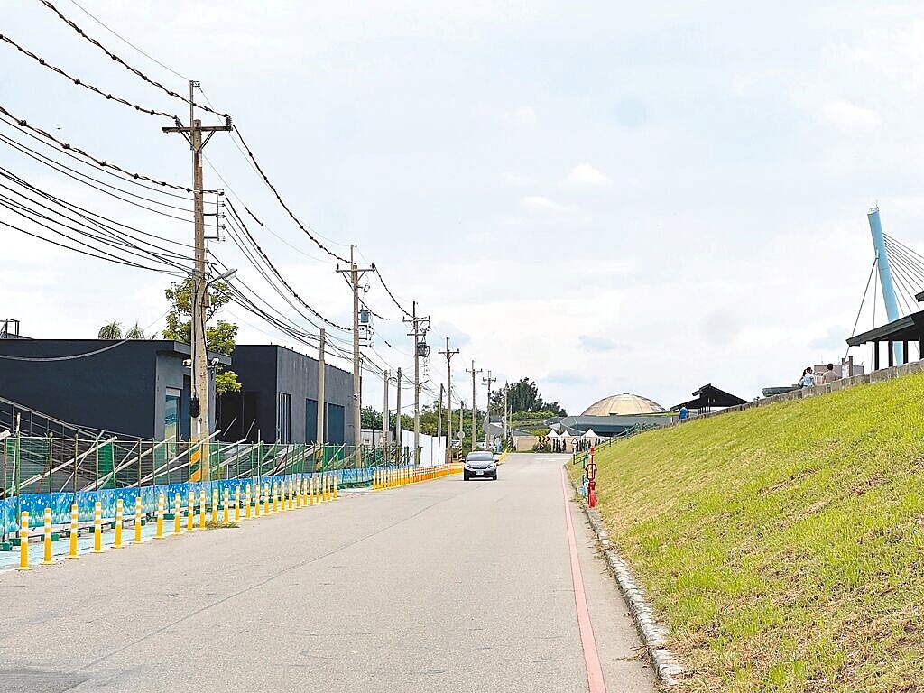 清水區高美溼地美堤街電線桿地下化工程,工程設置費約1800萬,預計今年9月施工,共拆除約16隻電桿及電線,還給高美溼地零電線桿美景。(立法委員蔡其昌服務處提供/張妍溱台中傳真)