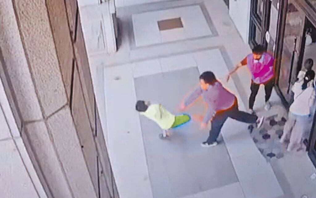 1名小四升小五的男童到竹市1家才藝班參加暑期夏令營,竟遭老師推出教室重摔。(民眾提供/陳育賢新竹傳真)