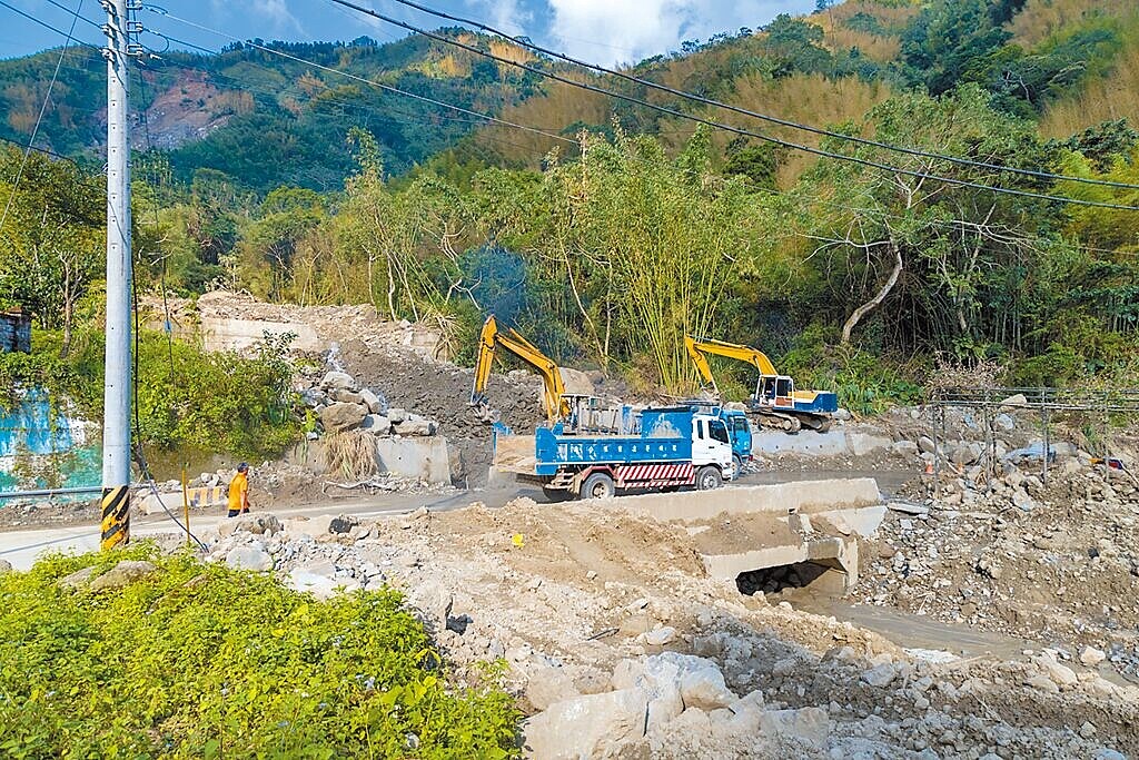 嘉義縣166線76.5K是通往瑞里山區重要道路，凱米颱風造成土石流致道路中斷，縣府緊急搶修，規畫建橋梁改道。（嘉縣府提供／廖素慧嘉縣傳真）