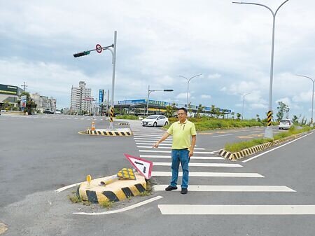 雲林縣北港鎮「北港特一號道路」1期工程斥資6億元興建,啟用半年卻頻傳交通事故,主要在於路口的行人庇護島設計不良。雲林縣議員蔡岳儒(見圖)表示,已建議將庇護島與斑馬線內移,確保駕駛與行人安全。(張朝欣攝)