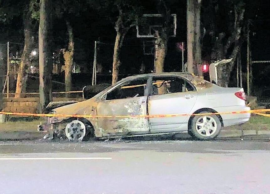 嘉義縣治特區祥和三路傳汽車火警,消防局派遣人車及時撲滅,起火原因調查中。圖/翻攝朴子民意觀察站臉書