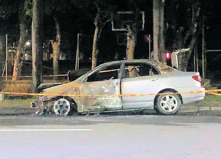 嘉義縣治特區祥和三路傳汽車火警，消防局派遣人車及時撲滅，起火原因調查中。圖／翻攝朴子民意觀察站臉書
