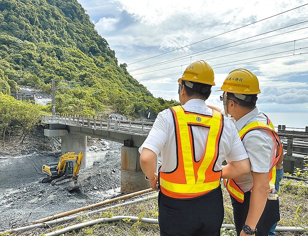 凱米颱風來襲造成台鐵北迴線西正線小清水溪橋遭土石流沖垮，台鐵公司正積極重建橋梁，力拚年底恢復通車。（台鐵公司提供／羅亦晽花蓮傳真）