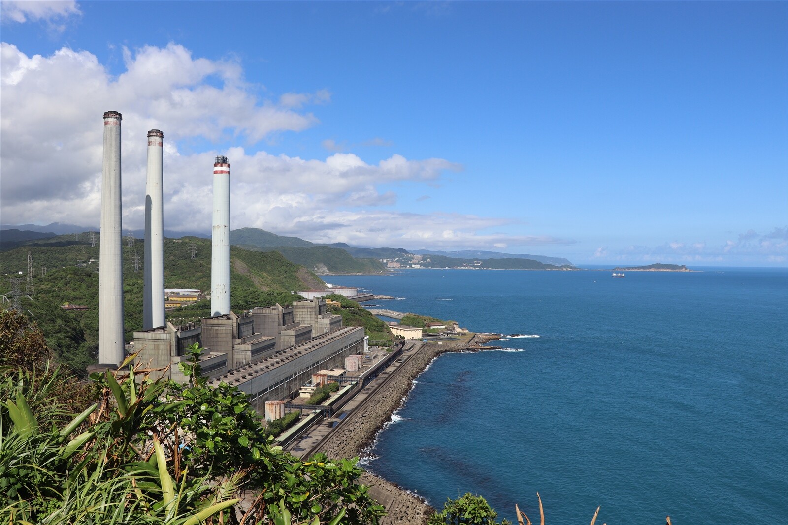 為穩定北部供電，行政院點名基隆協和電廠更新（含四接）、國光二期、長生二期三電廠為解方。圖為北部協和電廠。圖／聯合報系資料照片 