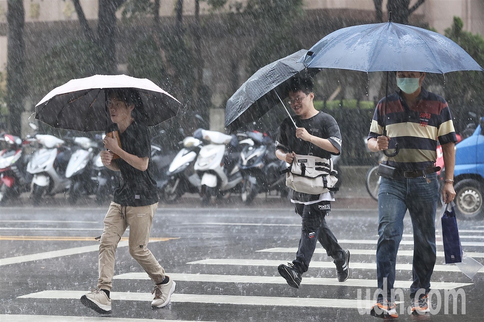 雲雀颱風北上西南風增強，今明兩天中南部要防豪大雨。本報資料照片 