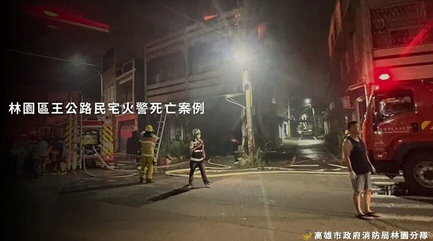 高市林園區王公路8月11日深夜一處透天私人神壇涉遭人點鞭炮縱火,造成1死3傷慘劇;圖為消防員在現場搶救畫面。圖/取自高雄市林園消防分隊臉書粉絲團
