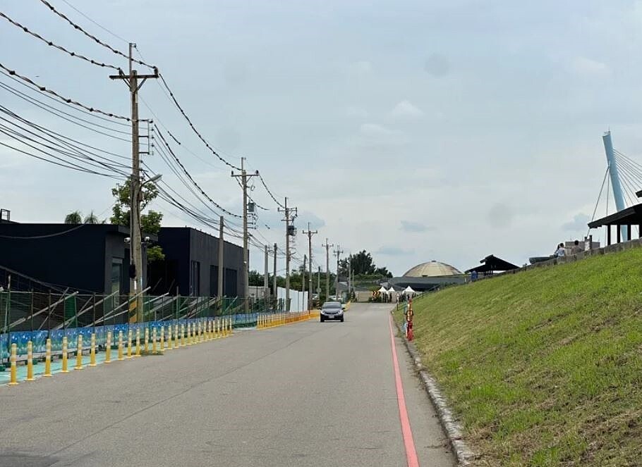 台中市清水的高美濕地美堤街電線桿地下化爭取成果,16隻電桿地下化。圖/蔡其昌提供