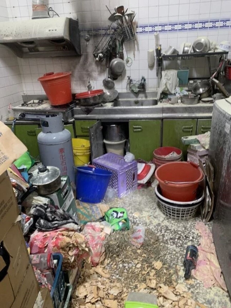 南市新化住宅起火瓦斯筒桶爆炸,屋內一片狼籍。圖/民眾提供