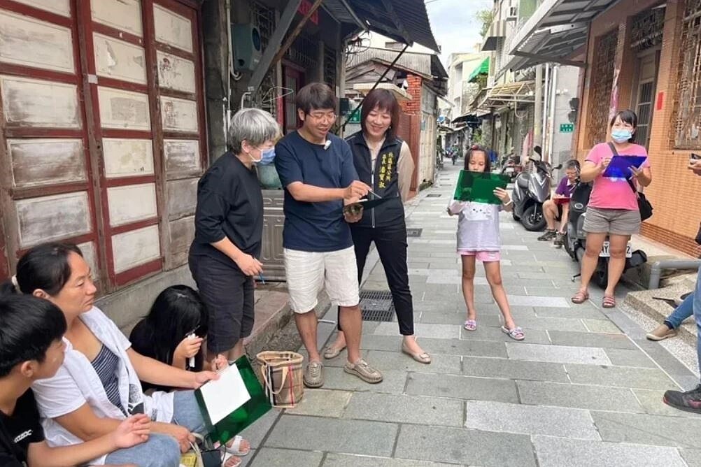 台南市鎮北坊歷史街道整合計畫工程預計今年8月底完工,北區區公所規畫「鎮北坊老街散步速寫」系列活動,透過速寫繪畫的方式,邀請居民用畫筆記錄鎮北坊大銃老街的歷史與美景。圖/北區區公所提供