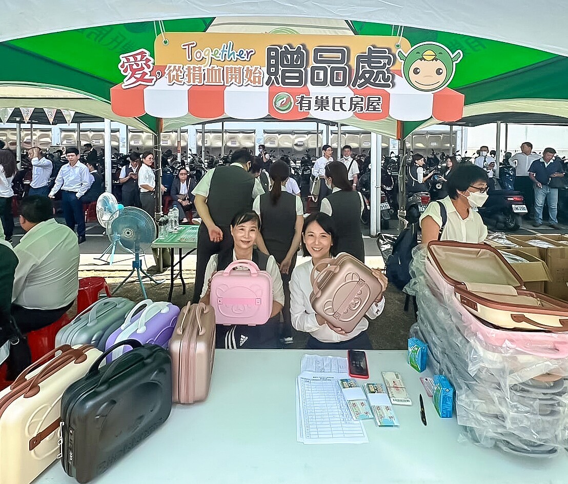 為鼓勵民眾踴躍捐血,永慶加盟四品牌桃園經管會還加碼贈送捐血500cc民眾獲得拉拉熊手提行李箱一個。圖/永慶房產集團提供