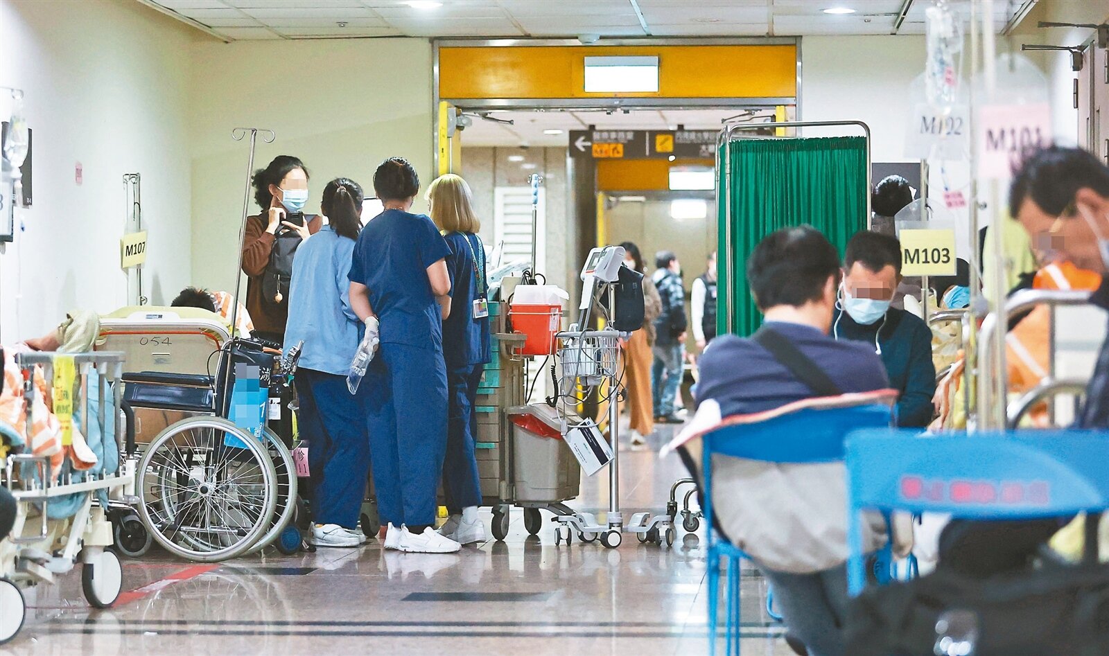 四技二專統測,衛生與護理類報名人數創下歷年新低,基層人才庫告急,醫界呼籲,政府應該提高護理師薪資、改善醫療環境,才能吸引新血加入。示意圖。記者侯永全/攝影