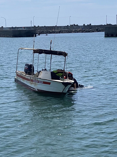 警消與海巡隊員合力將黃男、戴女救上岸,黃意識清楚,戴女卻無生命跡象,送醫急救。記者張議晨/翻攝