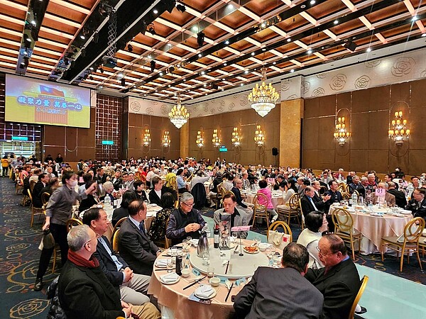 23日中華眷村文化發展總會舉辦「凝聚力量 萬眷一心」春季聯歡晚會,現場450多人齊聚交流,非常熱鬧。總會將持續規劃許多活動,希望讓更多人深刻了解眷村文化與相關歷史。圖/好房網News記者林和謙/攝