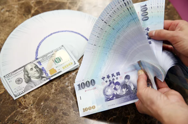 據金管會2月底統計，十家銀行管理高資產規模已攀升到9,085億元，月增3%，配置債券占比飆升到12.2%續刷新紀錄。（聯合報系資料庫）