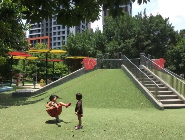 台北市中山區的榮星花園公園共融式遊具年久失修，讓孩童陷入危機中。圖／聯合報系資料照
