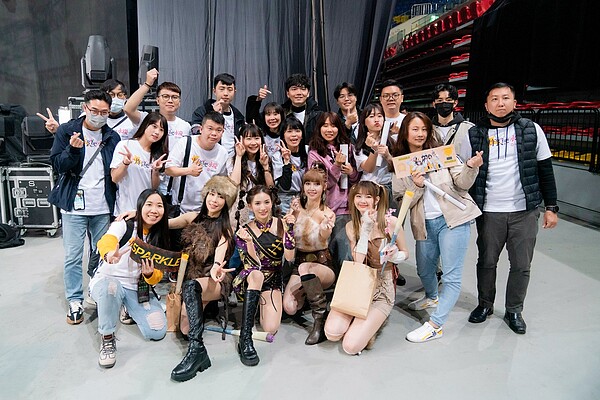 永慶房屋支持《炸裂吧!女孩》,帶著最「炸裂」的精神,為女孩們加油打氣。圖/永慶房產集團提供