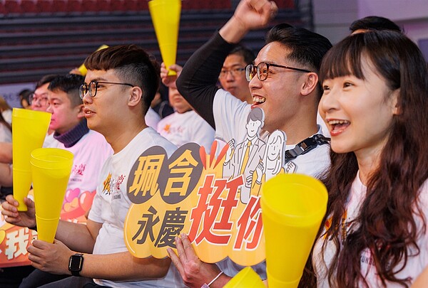 永慶房屋夥伴們高喊「炸裂吧!女孩,永慶最挺你」,力挺女孩們的最終冠軍賽公演。圖/永慶房產集團提供