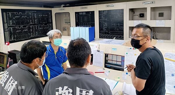 節能專家實地查訪給予節能建議。〈經發局提供〉