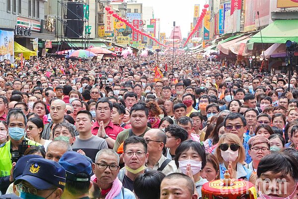 苗栗白沙屯拱天宮媽祖先前抵達北港朝天宮時適逢周六,人潮爆滿、寸步難行。記者黃仲裕/攝影