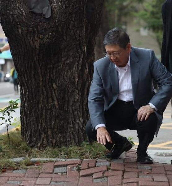 竹縣首案校園通學廊道翻新動工。圖／新竹縣教育局提供