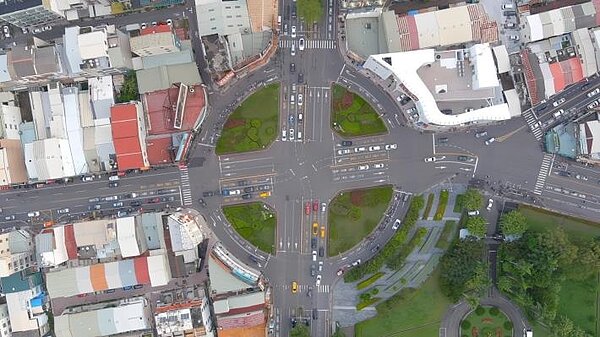 台南東區後甲圓環,4月13日起開放機慢車直行穿越。圖/台南交通局提供