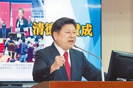 
立法院交通委員會25日審查國民黨立委傅萁提出的「花東快速公路建設特別條例草案」，遭交通部質疑違憲，傅萁爆氣握拳捶桌痛批交通部官員「國會審議輪得到你們說三道四嗎？」（黃世麒攝）
