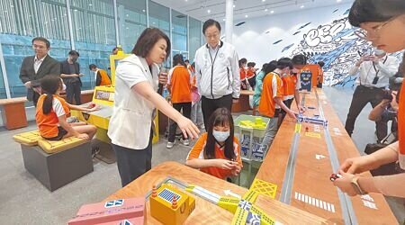 桃園市政府在青埔新建市立美術館及兒童美術館,其中兒美館將於4月3日開館試營運,市長張善政(中白衣者)25日前往視察,館方也提前邀請青埔國小學童參訪作壓力測試。(呂筱蟬攝)