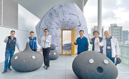 桃園市政府在青埔新建市立美術館及兒童美術館,其中兒美館將於4月3日開館試營運,市長張善政(左三)25日前往視察。(呂筱蟬攝)