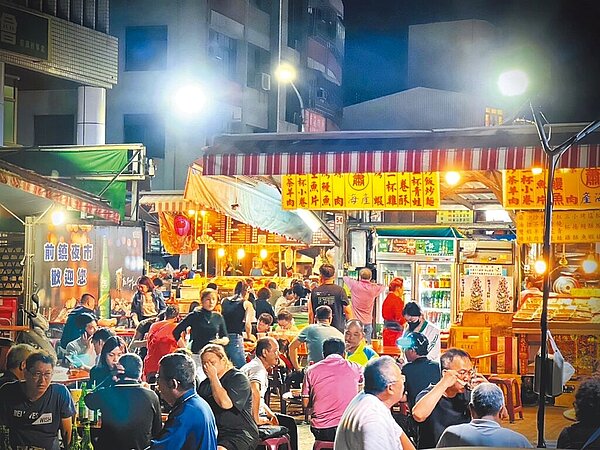 高市府經發局搭配演唱會檔期推出「加食延暢」專案，前鎮夜市生意大幅成長，攤商還延長營業。圖／高市經發局提供（飲酒過量 有礙健康）